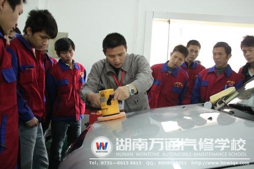 萬通學子在老師的專業(yè)指導下學習汽車美容