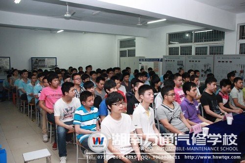 同學們聆聽陳書記與蔡校長的諄諄教導