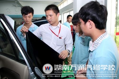 汽車美容課程上，老師正為學生解疑答惑