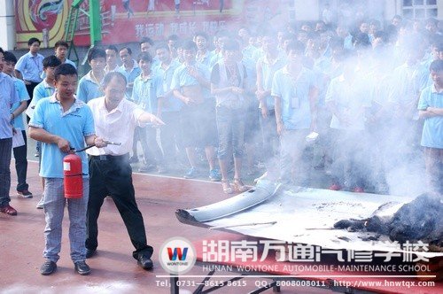鄧老師指導學生正確使用滅火器