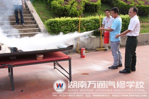 在老師的教導下，同學們學會了如何正確使用滅火器，并對消防安全有了更深的認識