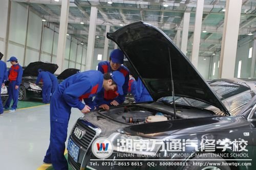 湖南萬通授予學(xué)生貼近市場的汽車維修知識(shí)