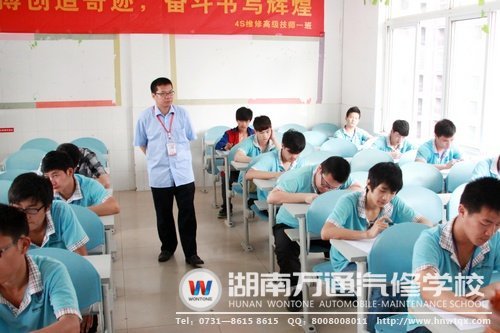 筆試考場內(nèi)，學(xué)子們認真作答