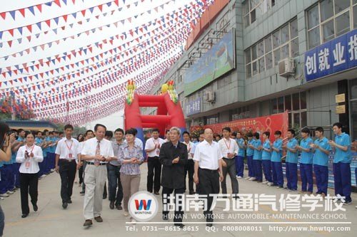 萬(wàn)通汽修學(xué)生熱烈歡迎各位專家