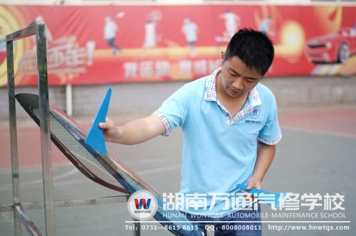 汽車美容協(xié)會表演貼太陽膜