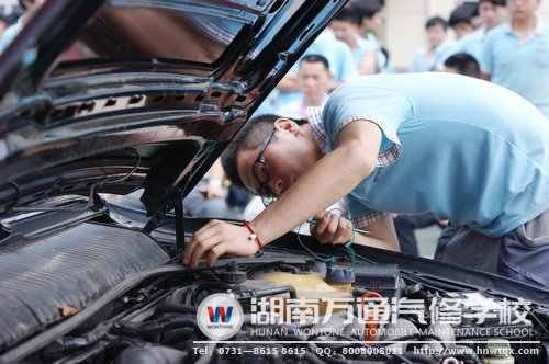 整車修復(fù)協(xié)會的學(xué)子為大家展示如何解決雨刮器故障