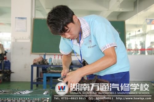 湖南萬通學子掌握汽修技術(shù)，為投身汽修行業(yè)成為高薪族打下牢固基礎(chǔ)
