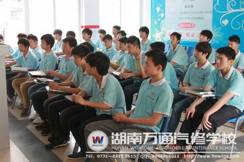 同學(xué)們認真聽著駕駛安全注意事項