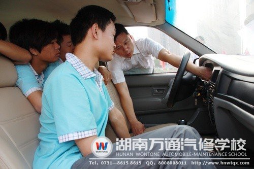 上車后，教練教導(dǎo)同學(xué)們正確“坐車”