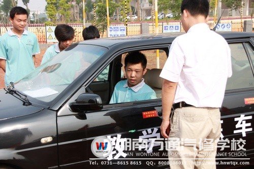 不懂就問，中專9班的同學(xué)們向教練請教開車問題