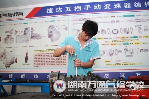 在湖南萬通，學(xué)子們可以通過實踐，掌握真正的汽修本領(lǐng)