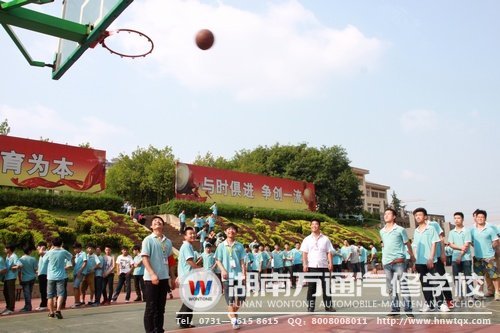每個項(xiàng)目前都排著長龍般的隊伍，定點(diǎn)籃球亦是如此