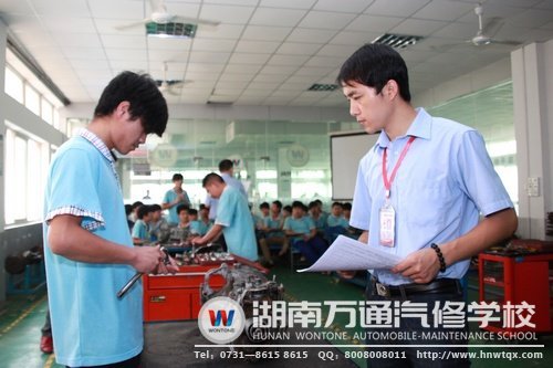 湖南萬通里的中專班學(xué)子在實(shí)踐
