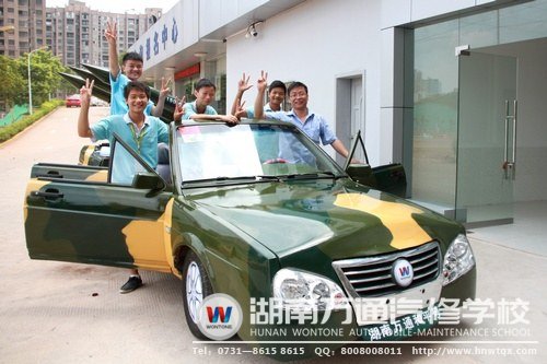 改裝“和平號夢想之車”的學子們
