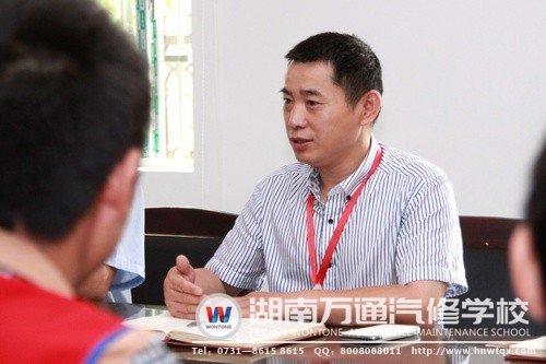 潘助理勉勵(lì)學(xué)子們利用勤工儉學(xué)的機(jī)會提升自我