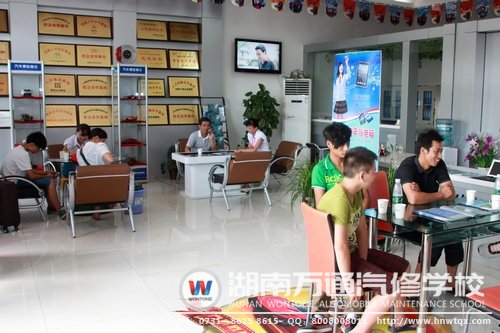 雖是中午，咨詢報名中卻依舊迎來了眾多學生家長
