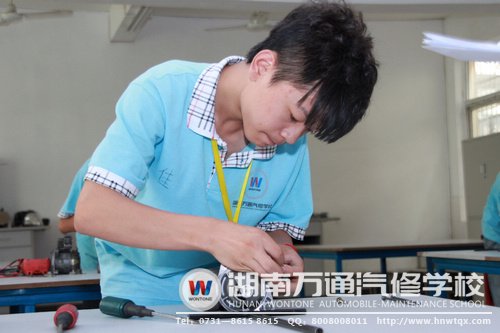 實(shí)際操作考場，學(xué)子們展現(xiàn)實(shí)踐真功夫