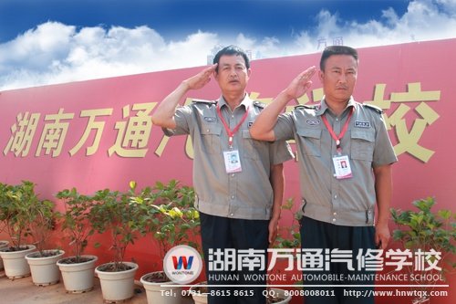 湖南萬通24小時(shí)門衛(wèi)制度，學(xué)校保安時(shí)刻保衛(wèi)學(xué)生們的安全
