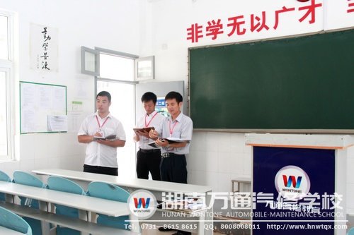 班主任每天檢查教室，保障學(xué)生財(cái)產(chǎn)安全
