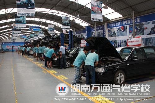 湖南萬通學(xué)子在汽車維修中心實訓(xùn)
