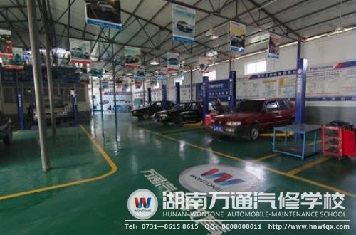 整車實訓(xùn)中心一角