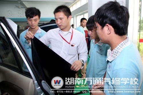 汽車美容裝潢專業(yè)郝老師指導學生實踐