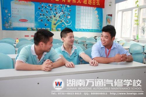 班主任謝老師與學生談心，及時排解學生的不良情緒