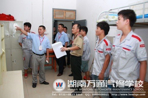 開班典禮前，潘助理檢查學生宿舍