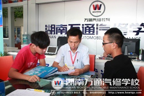 班主任給新生講解入學(xué)后的一些注意事項