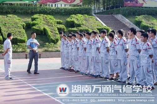 新生們?cè)诎嘀魅蔚囊龑?dǎo)下，開始了他們的“清晨之旅”