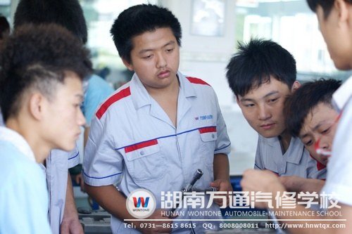 程吳鵬很認真的在聽老師講課