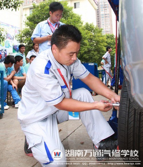 輪胎拆裝比賽，這位帥哥選手十分賣力