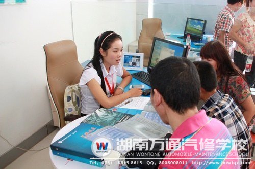 咨詢老師為學子和家長介紹學校的“技能+學歷”專業(yè)的相關情況