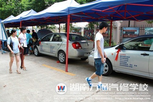 學生和家長參觀校企陽光實訓地帶