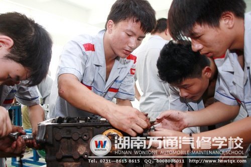 中專16班的新生們在實踐課上，積極動手