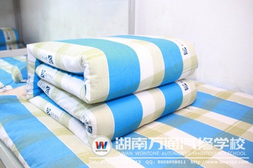 瞧，這就是95后新生們的“豆腐塊”作品！小小年紀的他們還沒有接受過軍訓的鍛煉，就已經如此會疊“豆腐塊”了，贊一個！