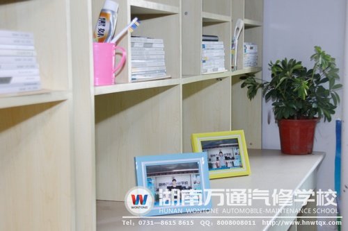 桌上擺放的“入學紀念照”是新生們最美的回憶