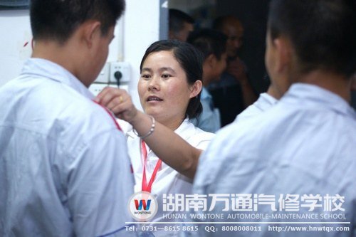 學(xué)子報(bào)名后，班主任細(xì)心為他們佩戴學(xué)生證