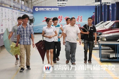 在汽車維修中心，咨詢老師介紹學(xué)校分層教學(xué)與的成果導(dǎo)向教學(xué)法