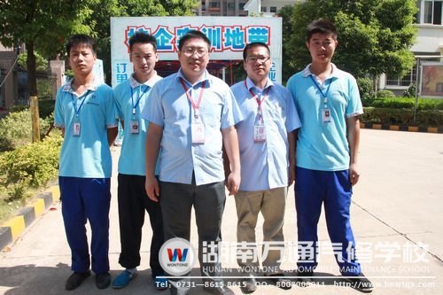 祝兩位老師與三名同學(xué)在大賽中擊敗群雄，取得最佳成績(jī)！