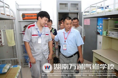 潘助理與家長代表參觀中專18班宿舍6S成果展