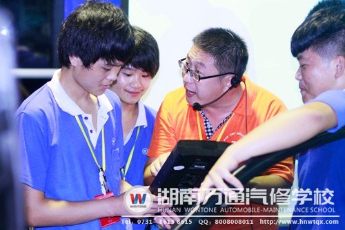 圖一：教師組大賽現(xiàn)場：理實一體化教學(xué)模式 一流技術(shù)成就一批批汽修精英