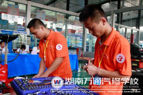 圖三：學(xué)生比賽現(xiàn)場：用完工具及時復(fù)位 規(guī)范的操作流程