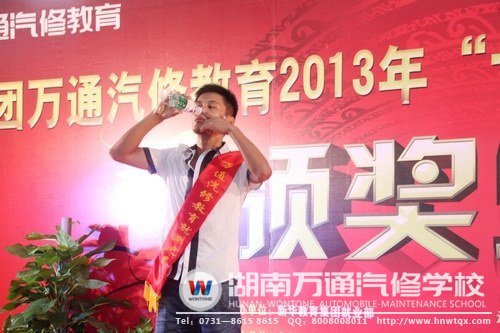 就業(yè)之星賀遠(yuǎn)臣為大家獻(xiàn)上“鼻子喝水”的絕活