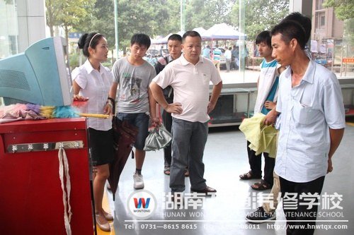 咨詢老師為學(xué)生家長(zhǎng)介紹學(xué)校的教學(xué)設(shè)備