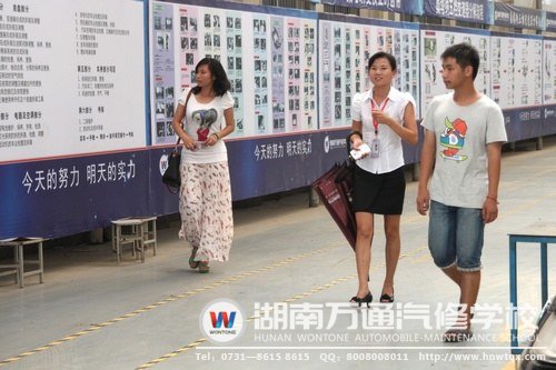 學(xué)子參觀汽車(chē)維修中心時(shí)，咨詢老師詳細(xì)講解了學(xué)校的教學(xué)模式.讓學(xué)子不用擔(dān)心學(xué)不會(huì)