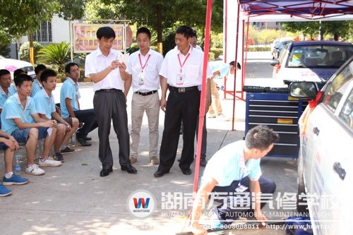 在看到湖南萬通學(xué)子的“陽光實(shí)訓(xùn)”活動(dòng)時(shí)，闞教授不禁拿出了手機(jī)拍照