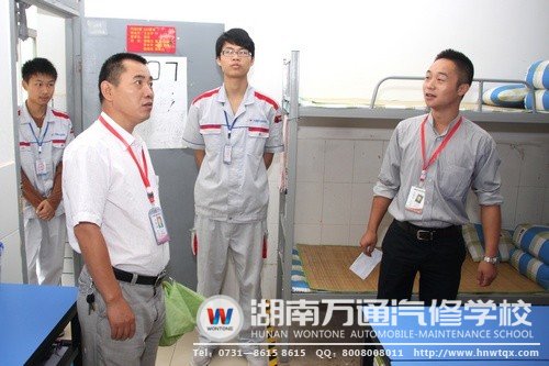 開班典禮之前，潘助理還參觀了同學(xué)們的宿舍