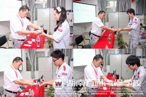 潘助理為同學(xué)們頒發(fā)“成才獎(jiǎng)學(xué)金”