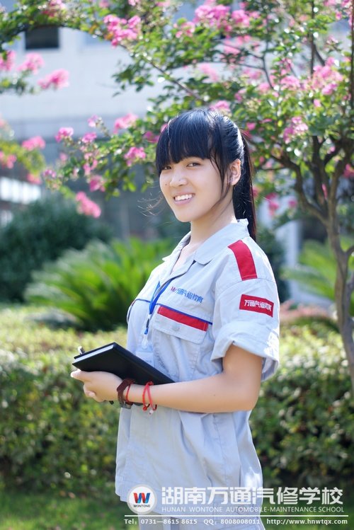 唐林會在美麗的校園里，可謂是“人比花燦爛”